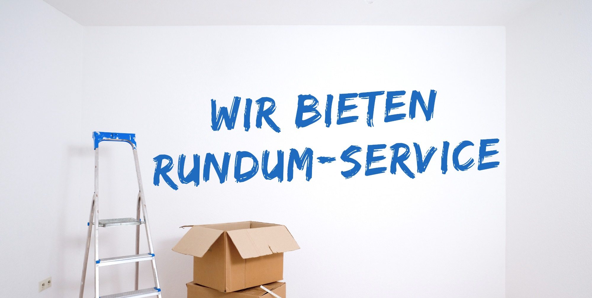 Wir bieten Rundum-Service Blauer Schriftzug "WIR BIETEN RUNDUM-SERVICE" an einer weißen Wand, Leiter und Karton daneben.