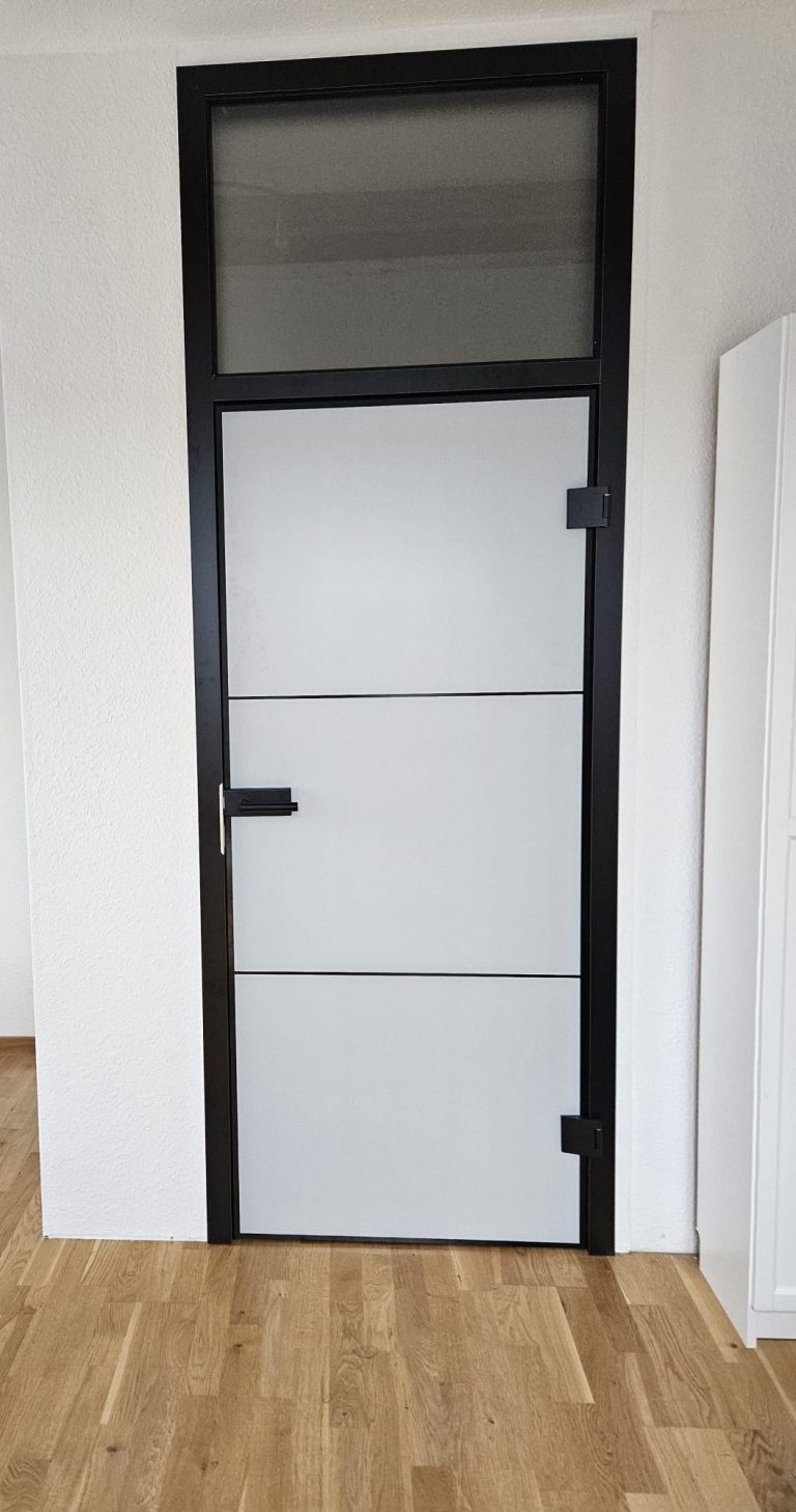 Einbau einer neuen Tür Moderne, graue Innentür mit schwarzem Rahmen und horizontalen Linien. Holzfußboden.